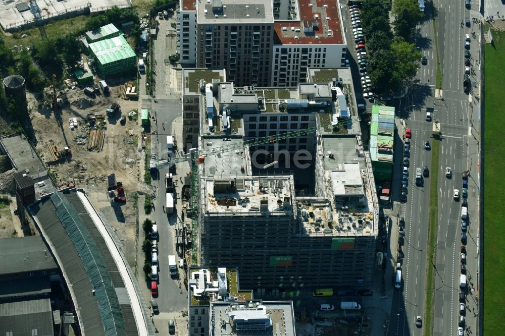 Berlin von oben - Baustelle zum Neubau eines Büro- und Geschäftshauses durch die BAM Deutschland AG an der Mühlenstraße - Am Postbahnhof im Stadtteil Friedrichshain in Berlin