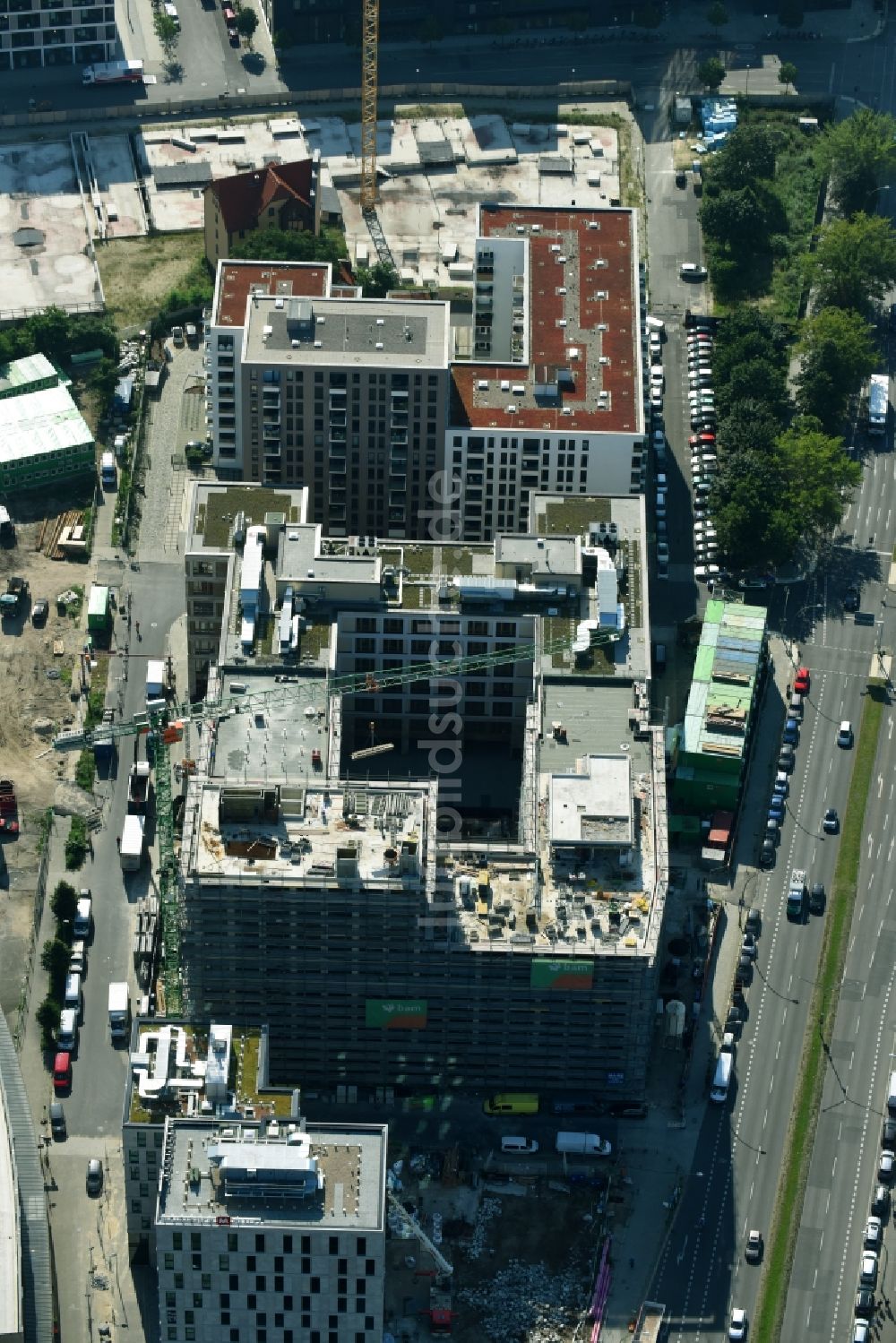 Luftaufnahme Berlin - Baustelle zum Neubau eines Büro- und Geschäftshauses durch die BAM Deutschland AG an der Mühlenstraße - Am Postbahnhof im Stadtteil Friedrichshain in Berlin