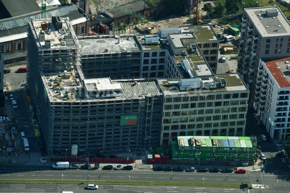 Berlin von oben - Baustelle zum Neubau eines Büro- und Geschäftshauses durch die BAM Deutschland AG an der Mühlenstraße - Am Postbahnhof im Stadtteil Friedrichshain in Berlin