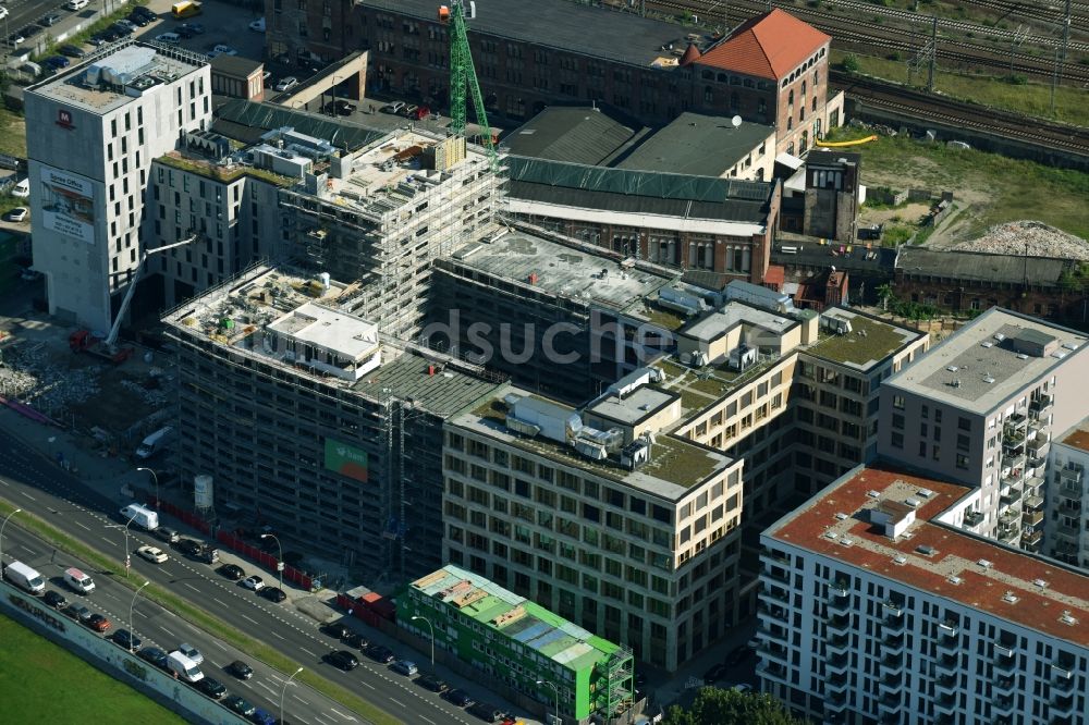 Berlin aus der Vogelperspektive: Baustelle zum Neubau eines Büro- und Geschäftshauses durch die BAM Deutschland AG an der Mühlenstraße - Am Postbahnhof im Stadtteil Friedrichshain in Berlin