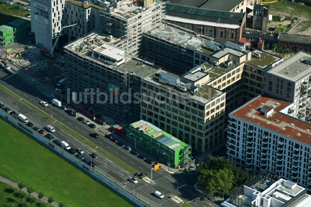 Luftbild Berlin - Baustelle zum Neubau eines Büro- und Geschäftshauses durch die BAM Deutschland AG an der Mühlenstraße - Am Postbahnhof im Stadtteil Friedrichshain in Berlin