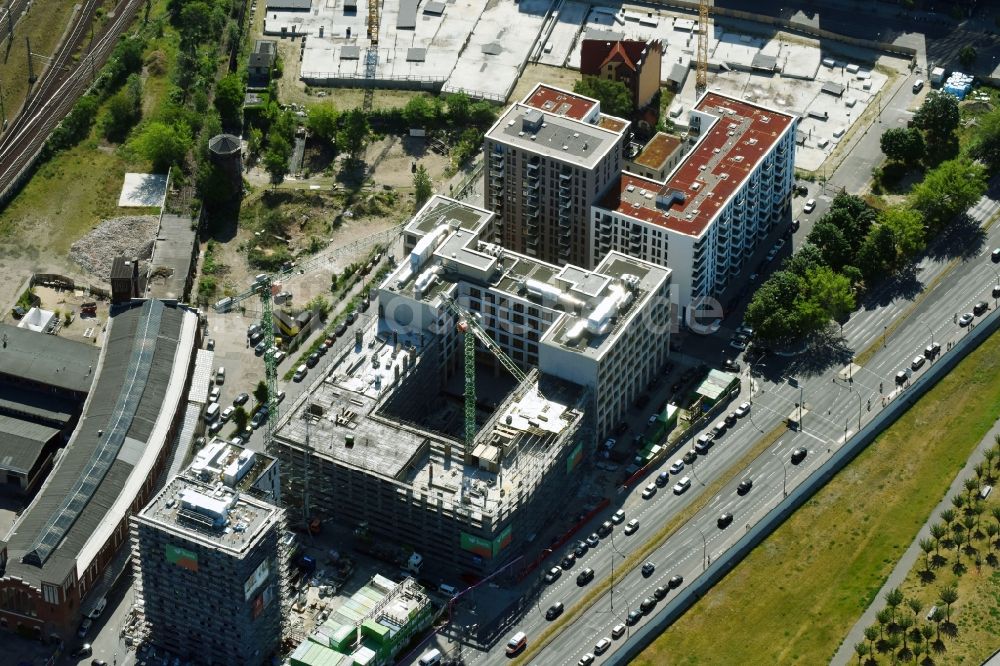 Luftaufnahme Berlin - Baustelle zum Neubau eines Büro- und Geschäftshauses durch die BAM Deutschland AG an der Mühlenstraße - Am Postbahnhof im Stadtteil Friedrichshain in Berlin