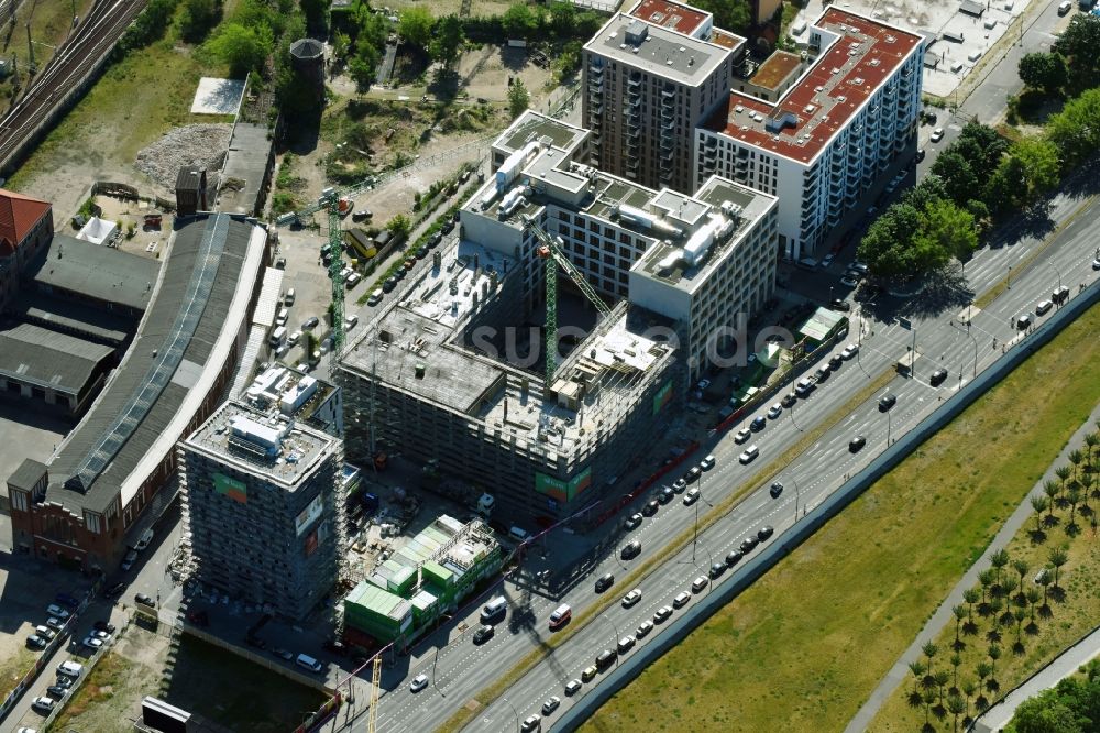 Berlin von oben - Baustelle zum Neubau eines Büro- und Geschäftshauses durch die BAM Deutschland AG an der Mühlenstraße - Am Postbahnhof im Stadtteil Friedrichshain in Berlin