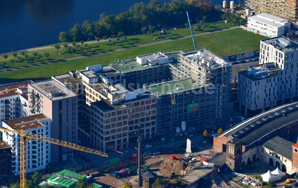 Berlin von oben - Baustelle zum Neubau eines Büro- und Geschäftshauses durch die BAM Deutschland AG an der Mühlenstraße - Am Postbahnhof im Stadtteil Friedrichshain in Berlin