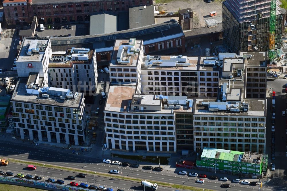 Luftaufnahme Berlin - Baustelle zum Neubau eines Büro- und Geschäftshauses durch die BAM Deutschland AG an der Mühlenstraße - Am Postbahnhof im Stadtteil Friedrichshain in Berlin