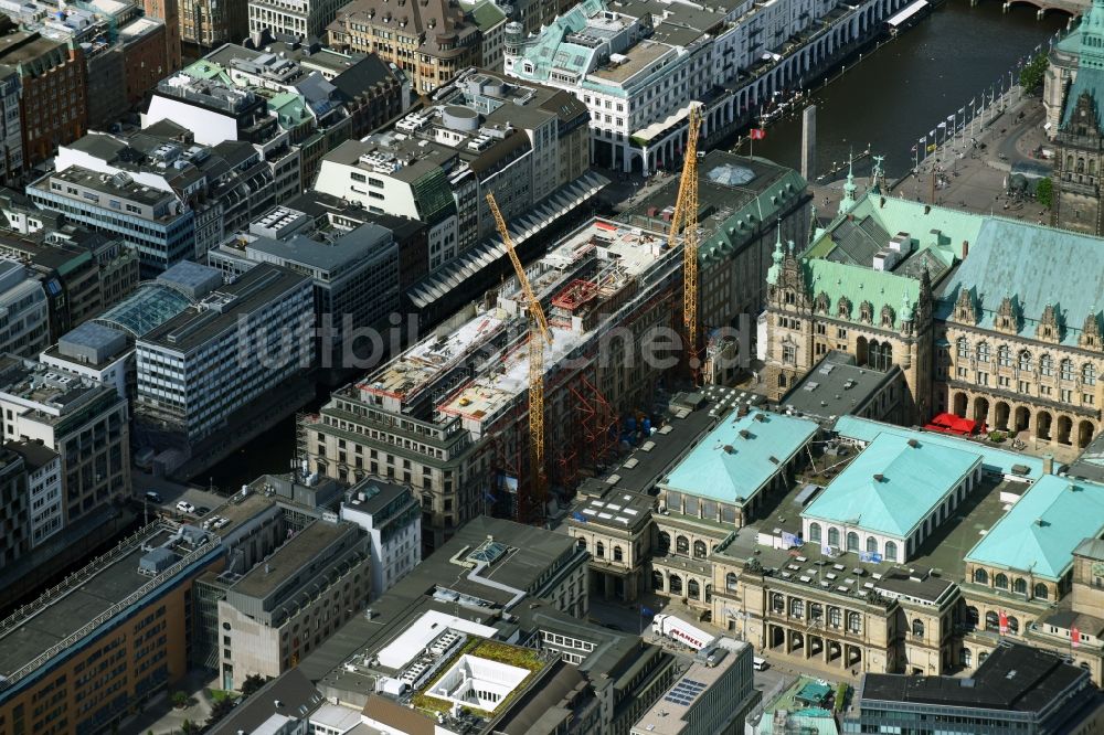 Hamburg aus der Vogelperspektive: Baustelle zum Neubau eines Büro- und Geschäftshauses am Einkaufsboulevard Alter Wall in Hamburg, Deutschland