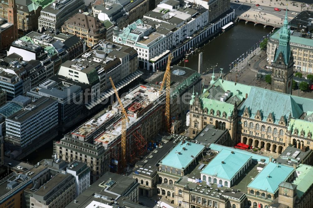 Luftbild Hamburg - Baustelle zum Neubau eines Büro- und Geschäftshauses am Einkaufsboulevard Alter Wall in Hamburg, Deutschland