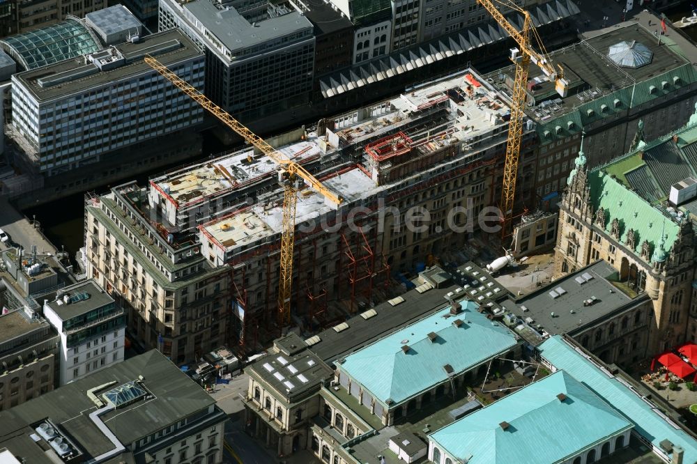 Luftbild Hamburg - Baustelle zum Neubau eines Büro- und Geschäftshauses am Einkaufsboulevard Alter Wall in Hamburg, Deutschland