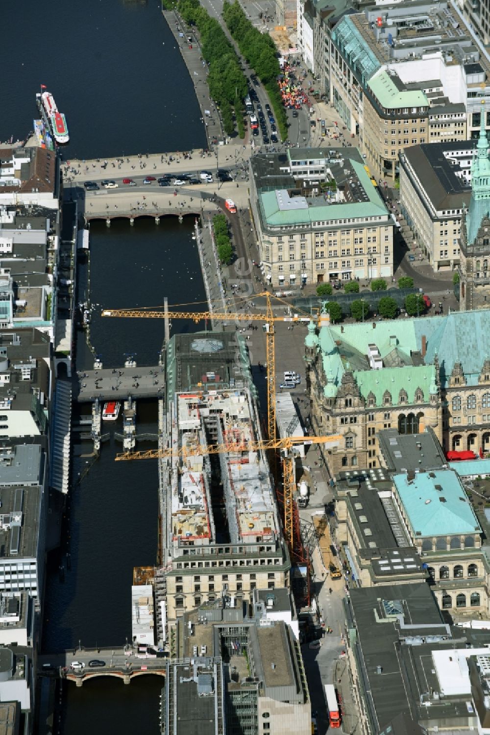 Hamburg aus der Vogelperspektive: Baustelle zum Neubau eines Büro- und Geschäftshauses am Einkaufsboulevard Alter Wall in Hamburg, Deutschland