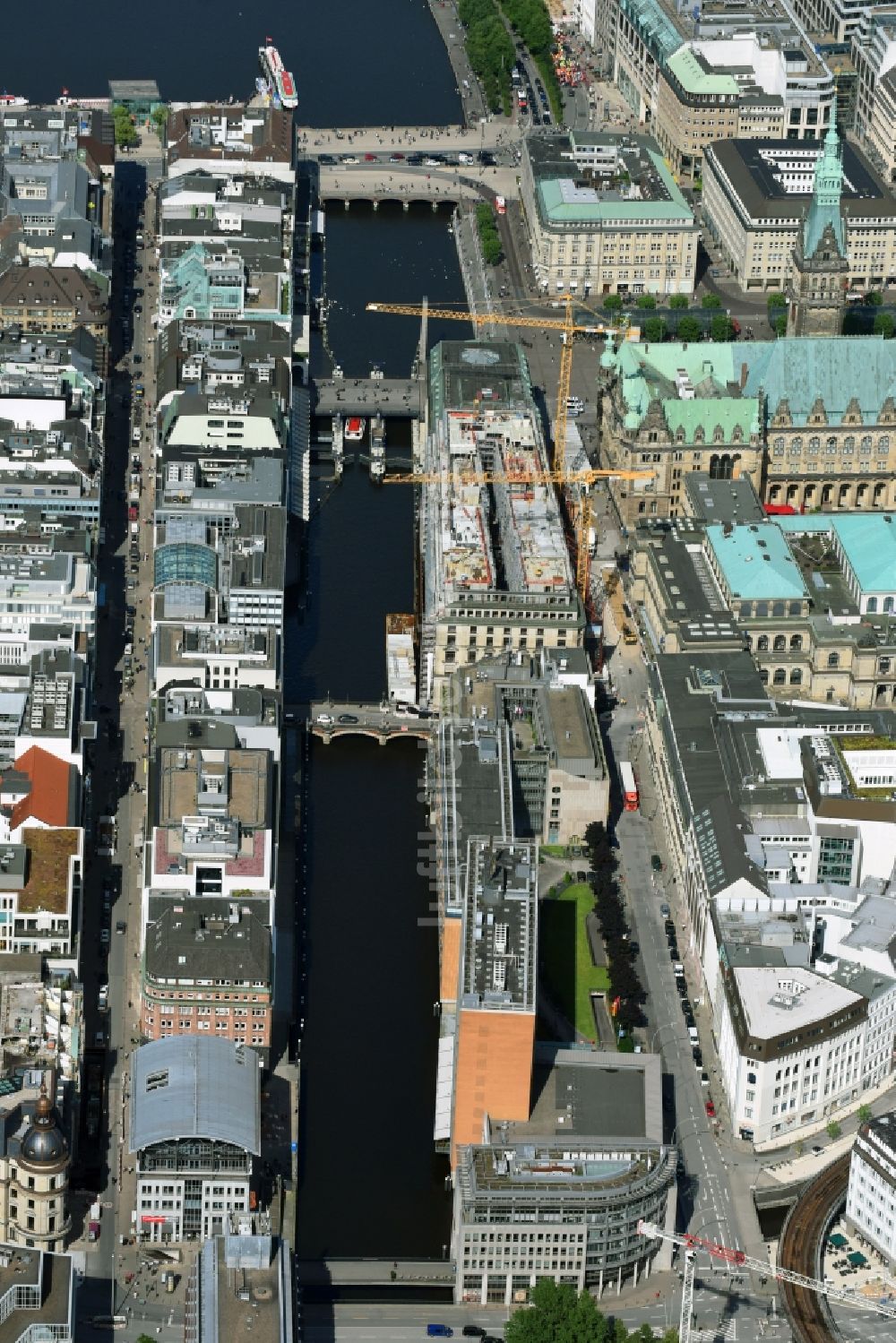 Hamburg aus der Vogelperspektive: Baustelle zum Neubau eines Büro- und Geschäftshauses am Einkaufsboulevard Alter Wall in Hamburg, Deutschland