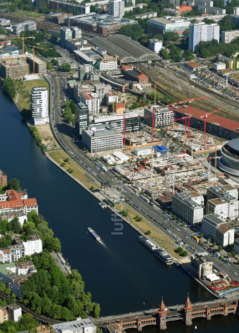 Berlin von oben - Baustelle zum Neubau eines Büro- und Geschäftshauses M Eins der OVG Real Estate und LBBW Immobilien an der Mühlenstraße im Ortsteil Bezirk Friedrichshain-Kreuzberg in Berlin, Deutschland