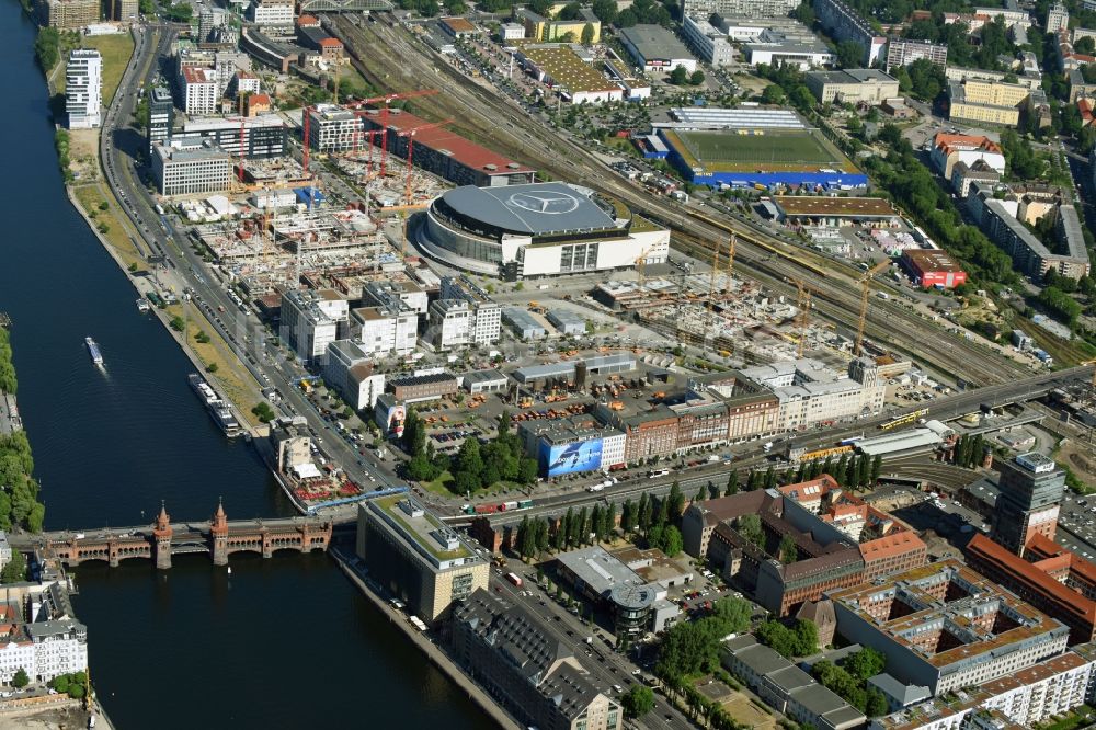 Berlin aus der Vogelperspektive: Baustelle zum Neubau eines Büro- und Geschäftshauses M Eins der OVG Real Estate und LBBW Immobilien an der Mühlenstraße im Ortsteil Bezirk Friedrichshain-Kreuzberg in Berlin, Deutschland