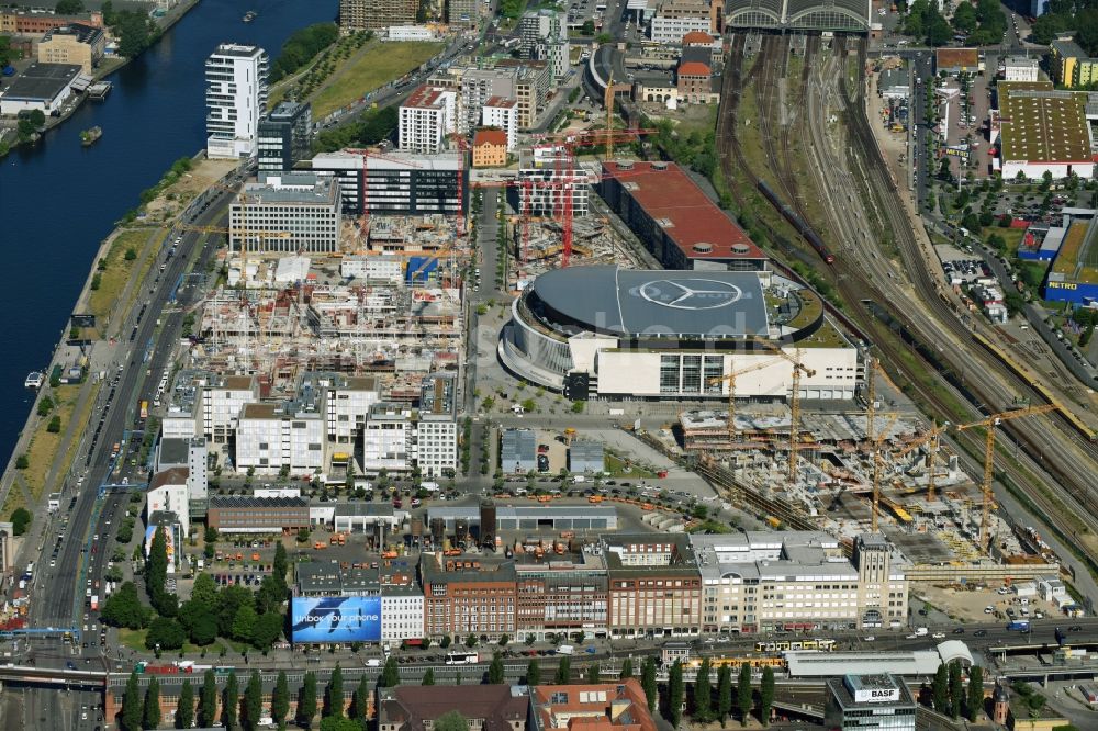 Luftbild Berlin - Baustelle zum Neubau eines Büro- und Geschäftshauses M Eins der OVG Real Estate und LBBW Immobilien an der Mühlenstraße im Ortsteil Bezirk Friedrichshain-Kreuzberg in Berlin, Deutschland