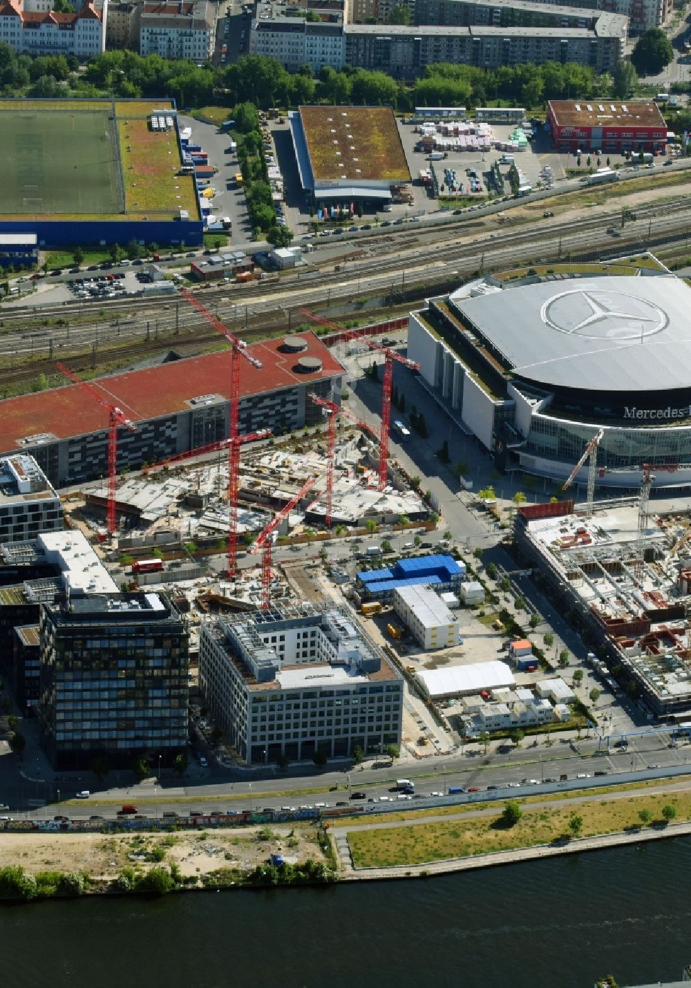 Berlin von oben - Baustelle zum Neubau eines Büro- und Geschäftshauses M Eins der OVG Real Estate und LBBW Immobilien an der Mühlenstraße im Ortsteil Bezirk Friedrichshain-Kreuzberg in Berlin, Deutschland