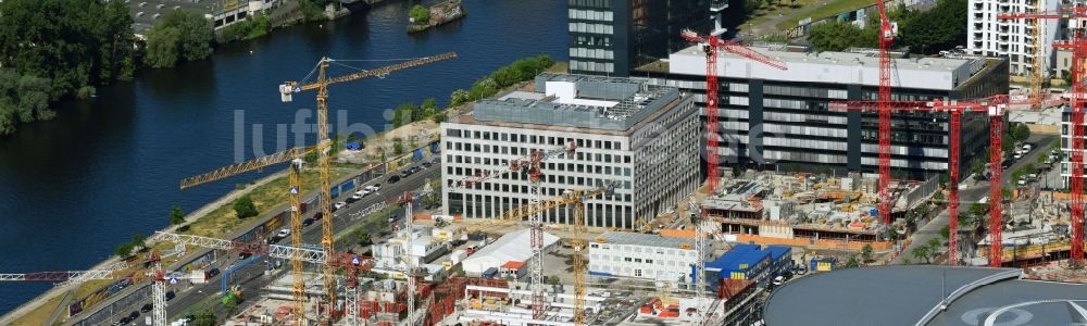 Berlin aus der Vogelperspektive: Baustelle zum Neubau eines Büro- und Geschäftshauses M Eins der OVG Real Estate und LBBW Immobilien an der Mühlenstraße im Ortsteil Bezirk Friedrichshain-Kreuzberg in Berlin, Deutschland