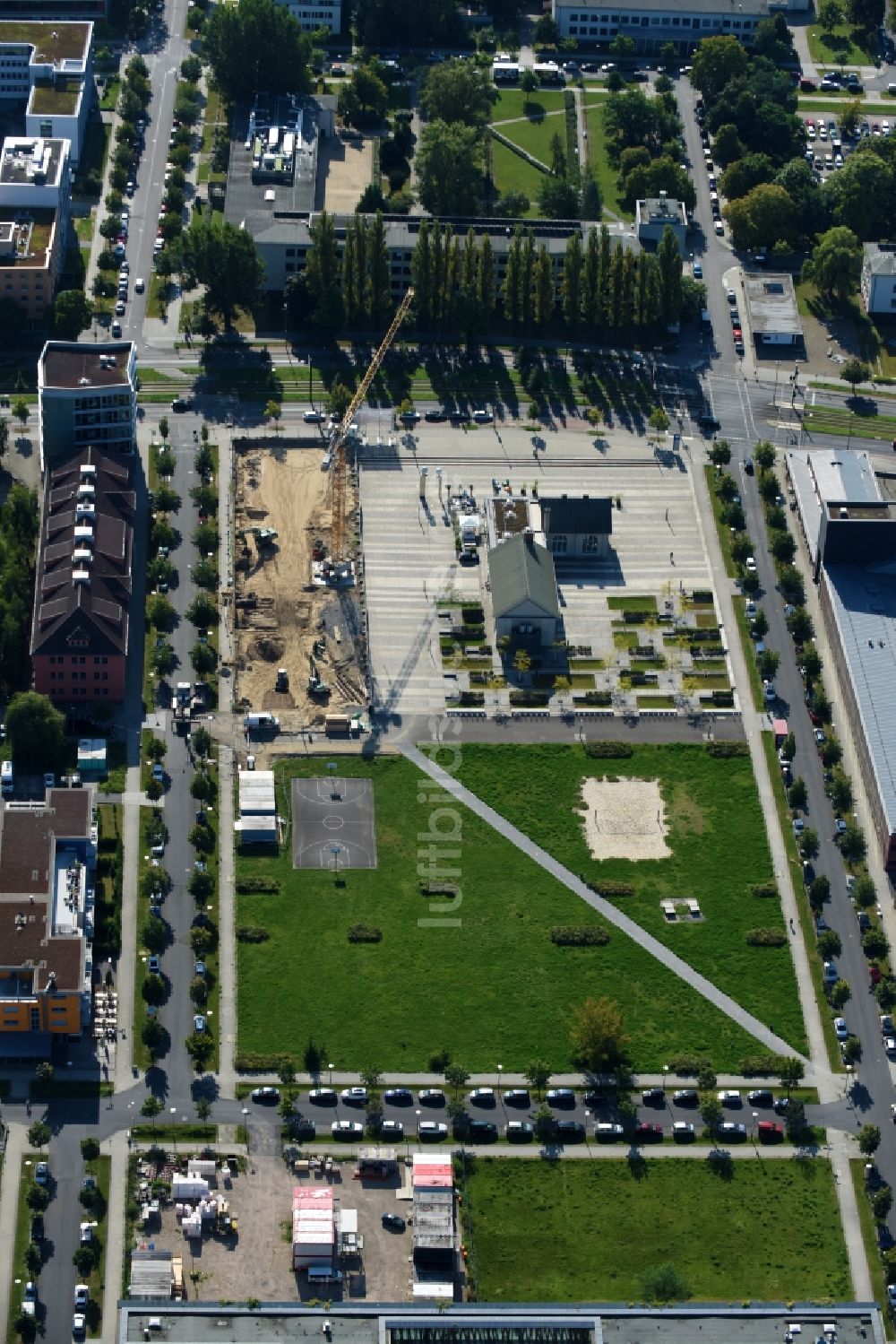 Berlin von oben - Baustelle zum Neubau eines Büro- und Geschäftshauses entlang der Erich-Thilo-Straße in Berlin, Deutschland