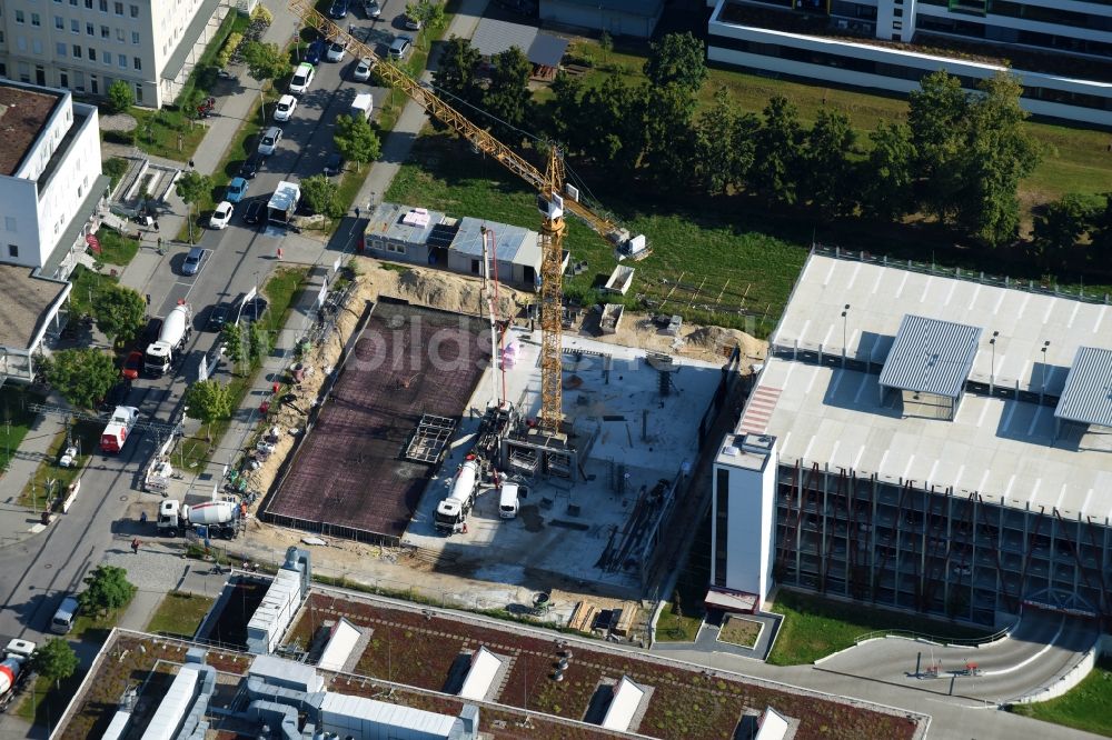 Berlin von oben - Baustelle zum Neubau eines Büro- und Geschäftshauses EUROPA-CENTER Berlin Ecowiss durch die Adolf Lupp GmbH + Co KG an der Albert-Einstein-Straße im Ortsteil Treptow-Köpenick in Berlin, Deutschland