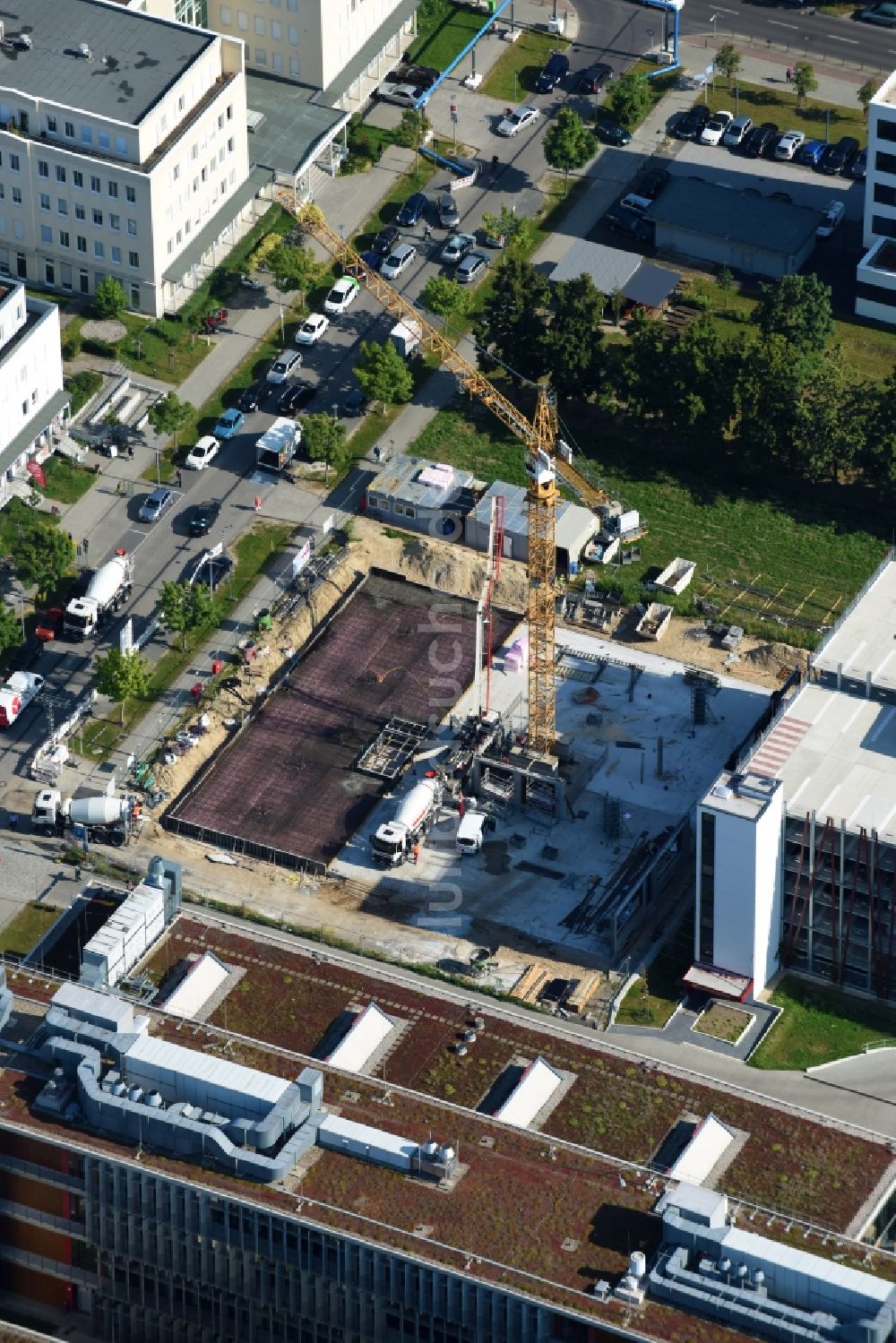 Berlin aus der Vogelperspektive: Baustelle zum Neubau eines Büro- und Geschäftshauses EUROPA-CENTER Berlin Ecowiss durch die Adolf Lupp GmbH + Co KG an der Albert-Einstein-Straße im Ortsteil Treptow-Köpenick in Berlin, Deutschland