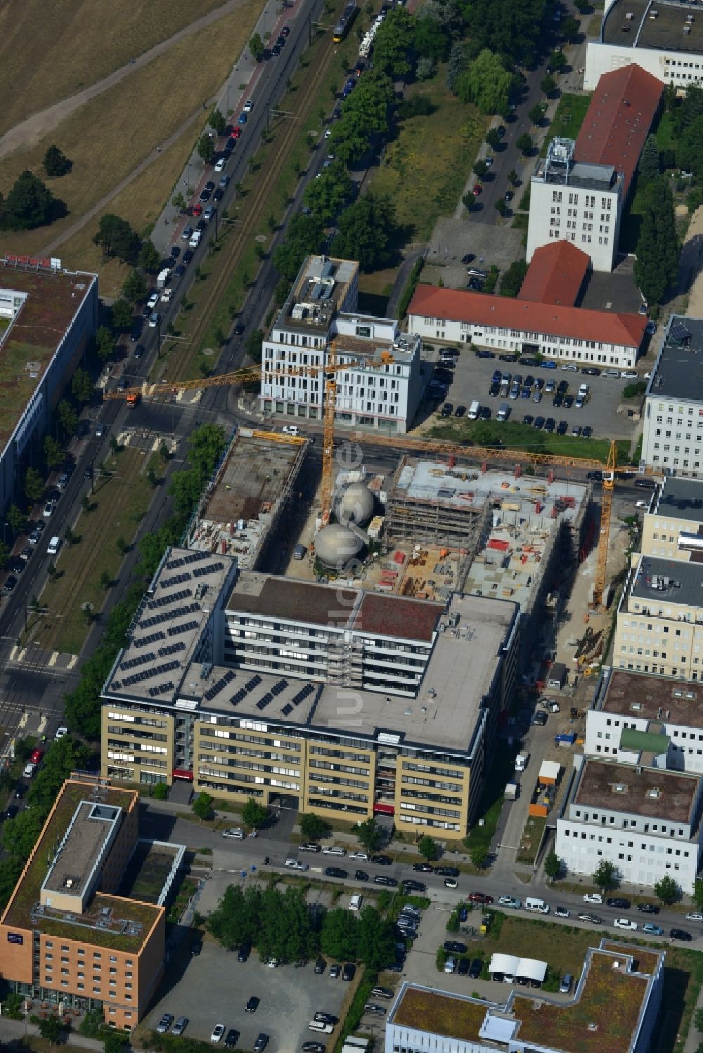 Berlin OT Adlershof aus der Vogelperspektive: Baustelle zum Neubau des Büro- und Geschäftshauses EUROPA-CENTER III an der Rudower Chaussee in Berlin - Adlershof