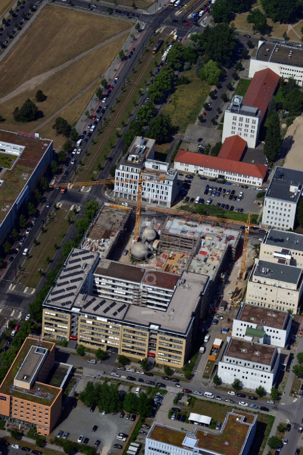 Berlin OT Adlershof aus der Vogelperspektive: Baustelle zum Neubau des Büro- und Geschäftshauses EUROPA-CENTER III an der Rudower Chaussee in Berlin - Adlershof