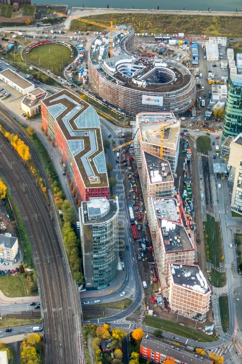 Düsseldorf von oben - Baustelle zum Neubau eines Büro- und Geschäftshauses FLOAT zwischen Franzsiusstraße und Holzstraße in Düsseldorf im Bundesland Nordrhein-Westfalen, Deutschland