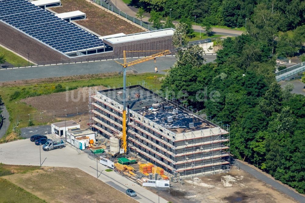 Bochum aus der Vogelperspektive: Baustelle zum Neubau eines Büro- und Geschäftshauses auf dem Gelände des Westparks in Bochum im Bundesland Nordrhein-Westfalen