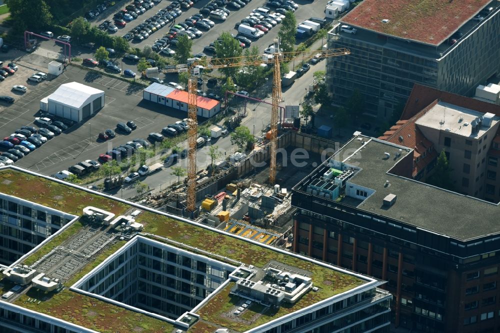 Luftaufnahme Berlin - Baustelle zum Neubau eines Büro- und Geschäftshauses an der Gutenbergstraße Ecke Hannah-Karminski-Straße in Berlin, Deutschland