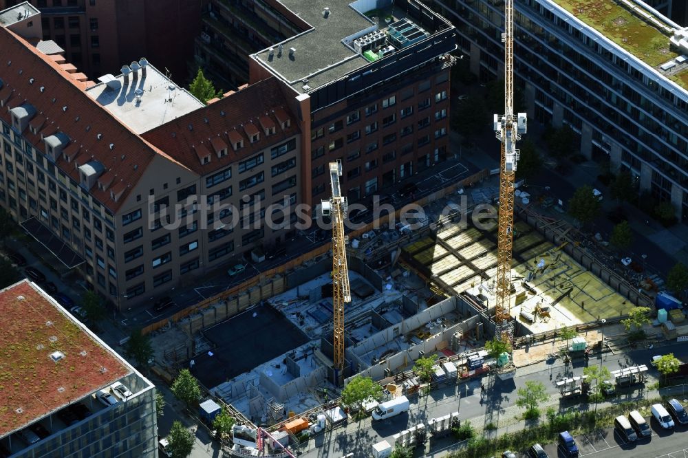 Berlin aus der Vogelperspektive: Baustelle zum Neubau eines Büro- und Geschäftshauses an der Gutenbergstraße Ecke Hannah-Karminski-Straße in Berlin, Deutschland