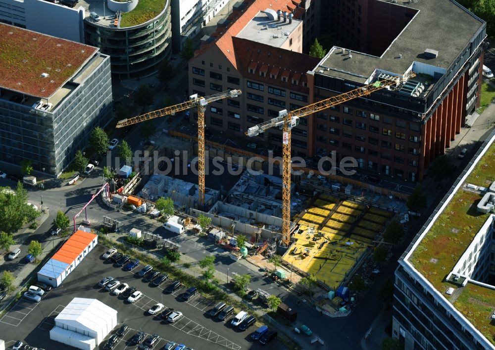 Luftaufnahme Berlin - Baustelle zum Neubau eines Büro- und Geschäftshauses an der Gutenbergstraße Ecke Hannah-Karminski-Straße in Berlin, Deutschland