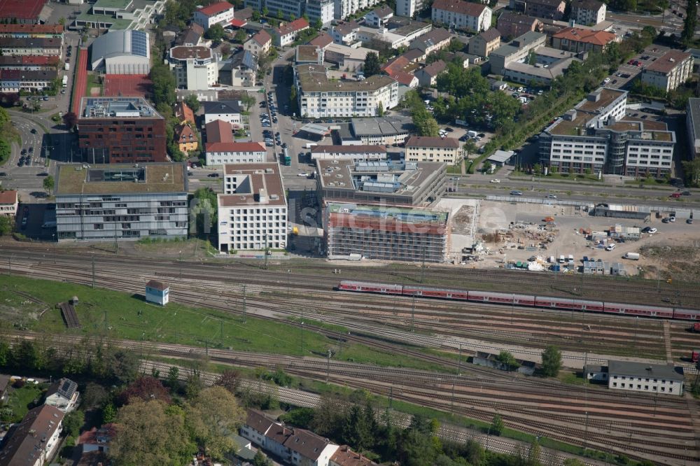 Luftaufnahme Freiburg im Breisgau - Baustelle zum Neubau eines Büro- und Geschäftshauses an der Heinrich-von-Stephan-Straße in Freiburg im Breisgau im Bundesland Baden-Württemberg