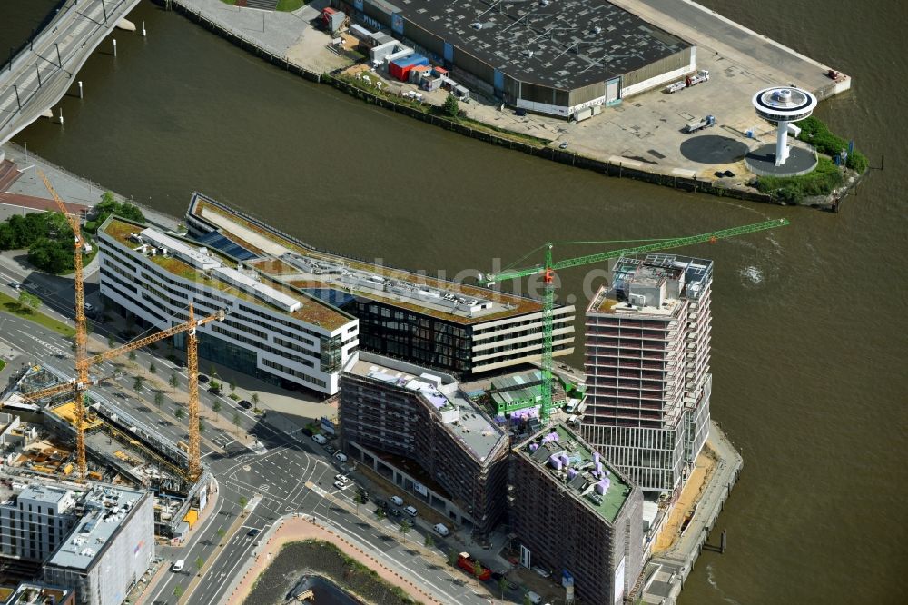 Hamburg aus der Vogelperspektive: Baustelle zum Neubau eines Büro- und Geschäftshauses Intelligent Quarters in der Hafen City in Hamburg, Deutschland