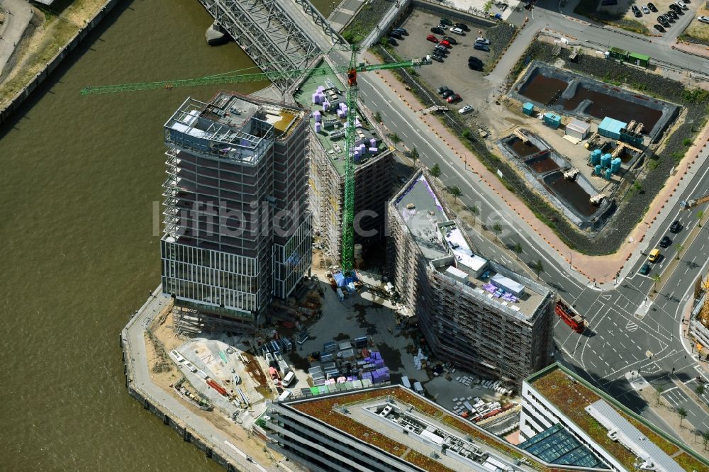 Hamburg aus der Vogelperspektive: Baustelle zum Neubau eines Büro- und Geschäftshauses Intelligent Quarters in der Hafen City in Hamburg, Deutschland