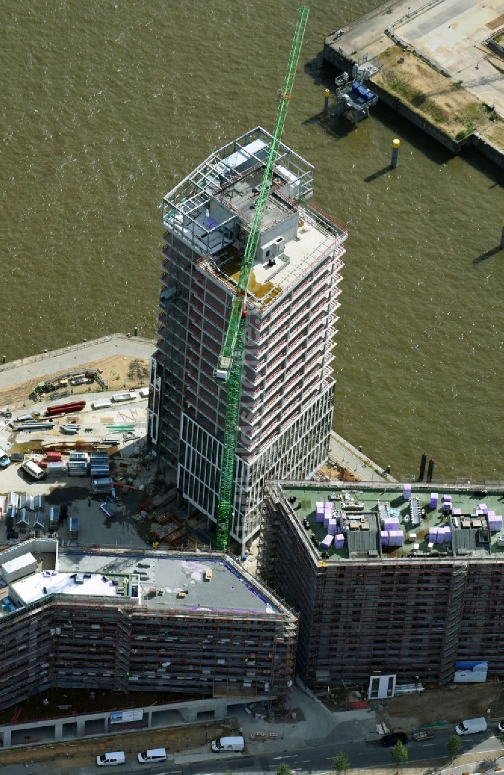 Hamburg von oben - Baustelle zum Neubau eines Büro- und Geschäftshauses Intelligent Quarters in der Hafen City in Hamburg, Deutschland