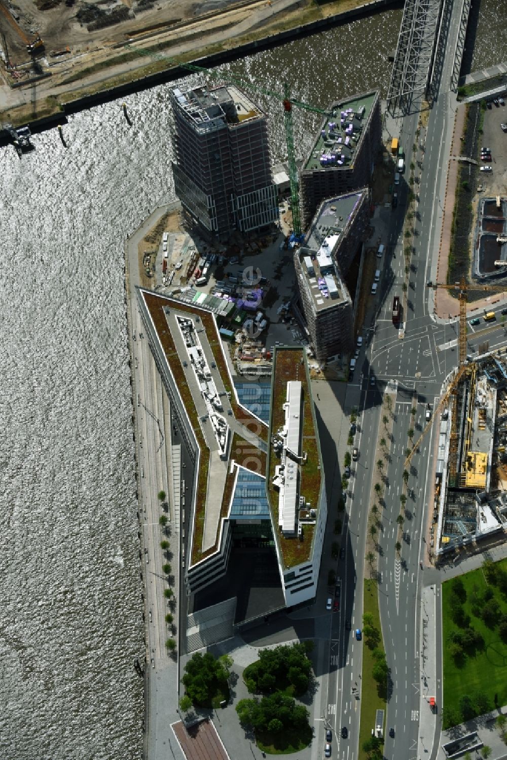 Hamburg aus der Vogelperspektive: Baustelle zum Neubau eines Büro- und Geschäftshauses Intelligent Quarters in der Hafen City in Hamburg, Deutschland