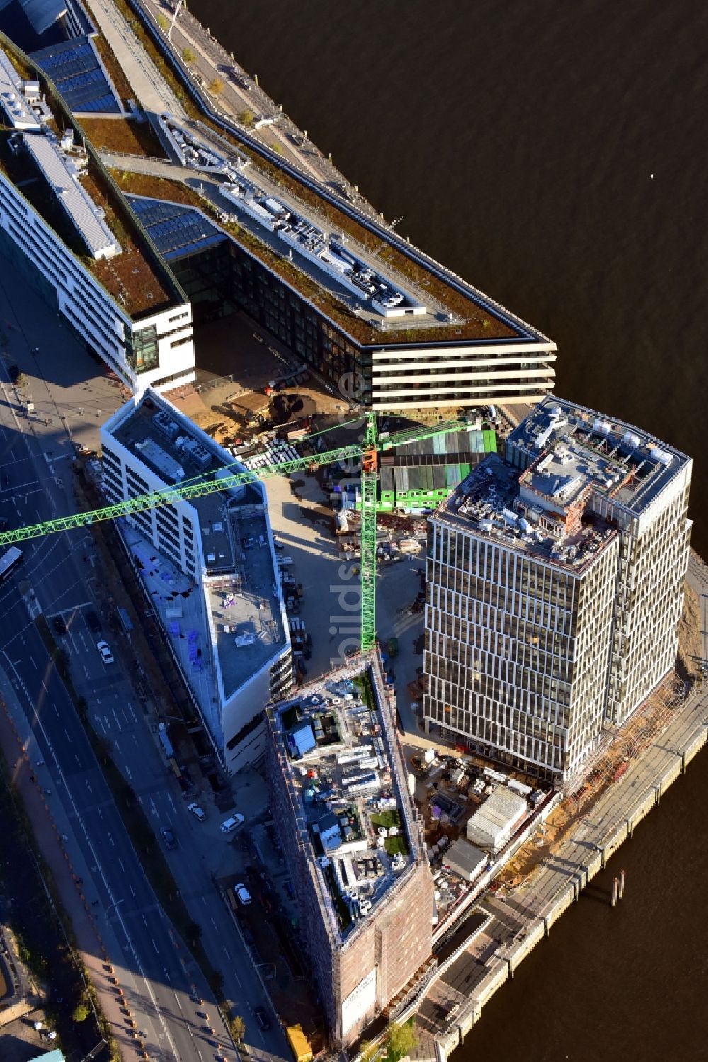 Hamburg von oben - Baustelle zum Neubau eines Büro- und Geschäftshauses Intelligent Quarters in der Hafen City in Hamburg, Deutschland