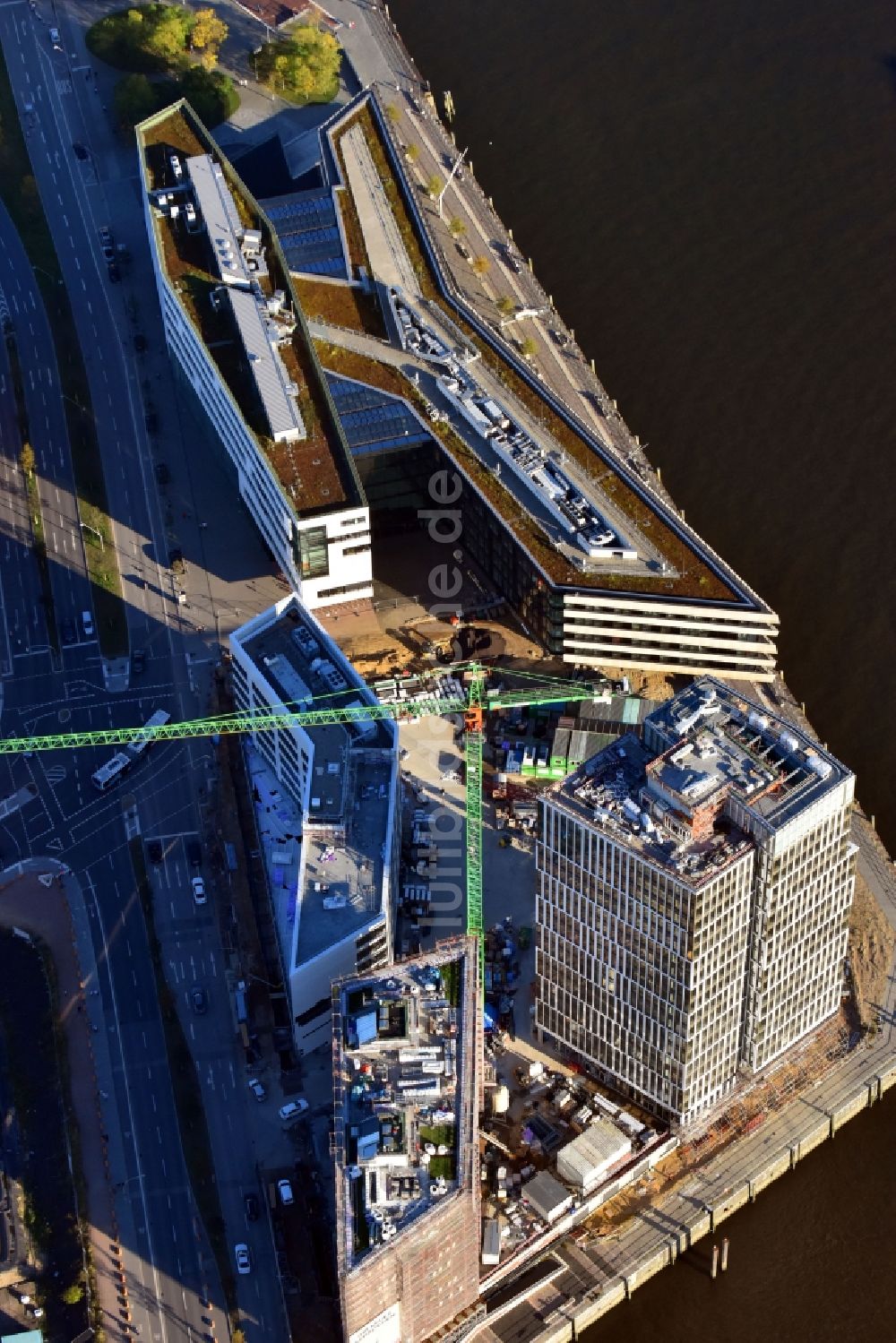 Hamburg aus der Vogelperspektive: Baustelle zum Neubau eines Büro- und Geschäftshauses Intelligent Quarters in der Hafen City in Hamburg, Deutschland