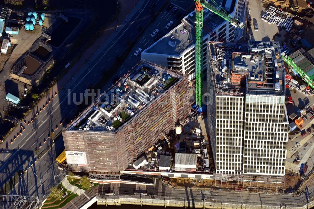 Hamburg von oben - Baustelle zum Neubau eines Büro- und Geschäftshauses Intelligent Quarters in der Hafen City in Hamburg, Deutschland