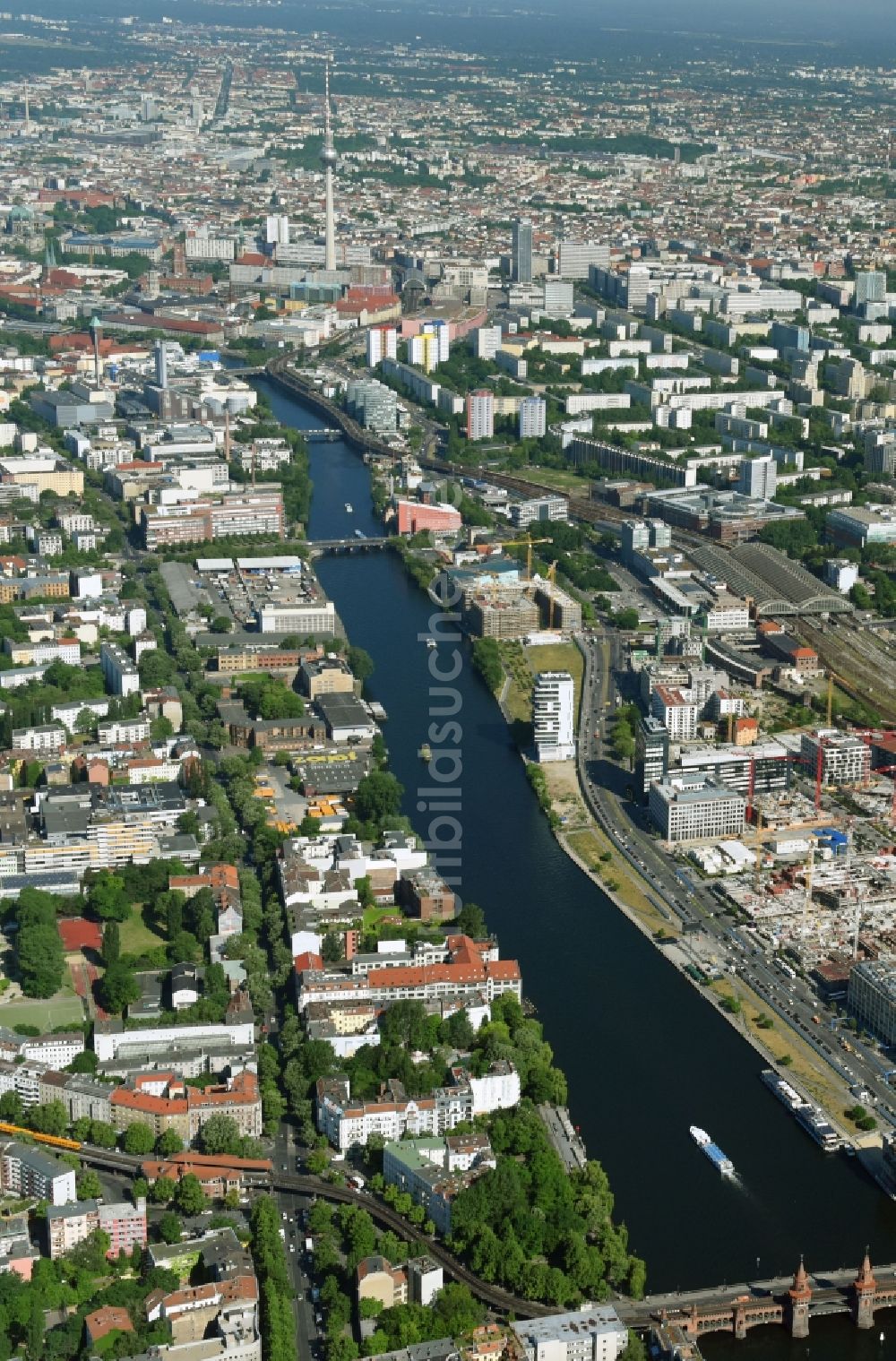 Luftaufnahme Berlin - Baustelle zum Neubau eines Büro- und Geschäftshauses M_EINS der OVG Real Estate und LBBW Immobilien an der Mühlenstraße im Ortsteil Bezirk Friedrichshain-Kreuzberg in Berlin, Deutschland