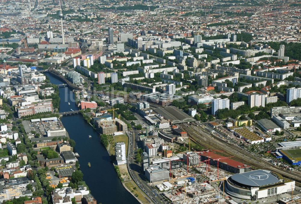 Berlin von oben - Baustelle zum Neubau eines Büro- und Geschäftshauses M_EINS der OVG Real Estate und LBBW Immobilien an der Mühlenstraße im Ortsteil Bezirk Friedrichshain-Kreuzberg in Berlin, Deutschland