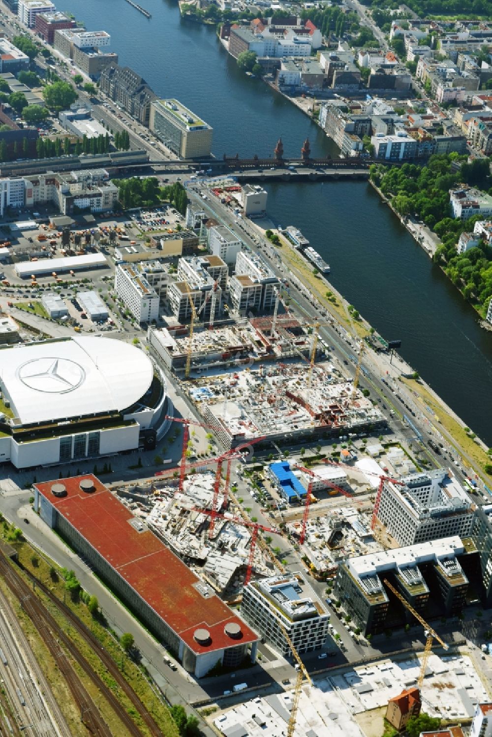 Berlin aus der Vogelperspektive: Baustelle zum Neubau eines Büro- und Geschäftshauses M_EINS der OVG Real Estate und LBBW Immobilien an der Mühlenstraße im Ortsteil Bezirk Friedrichshain-Kreuzberg in Berlin, Deutschland