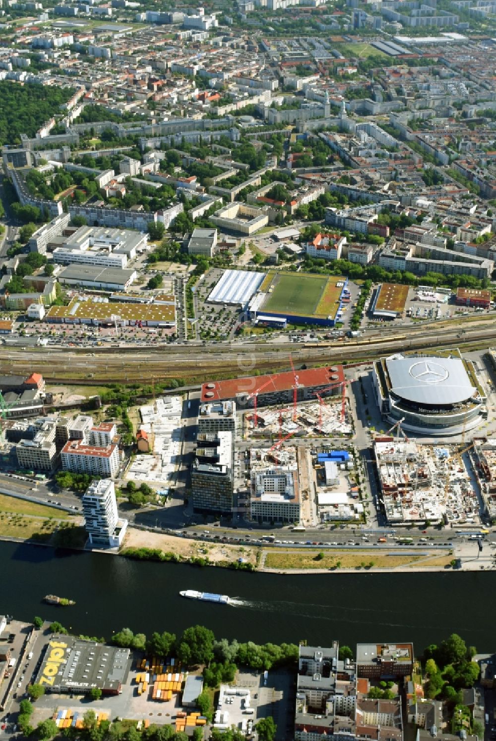 Luftbild Berlin - Baustelle zum Neubau eines Büro- und Geschäftshauses M_EINS der OVG Real Estate und LBBW Immobilien an der Mühlenstraße im Ortsteil Bezirk Friedrichshain-Kreuzberg in Berlin, Deutschland