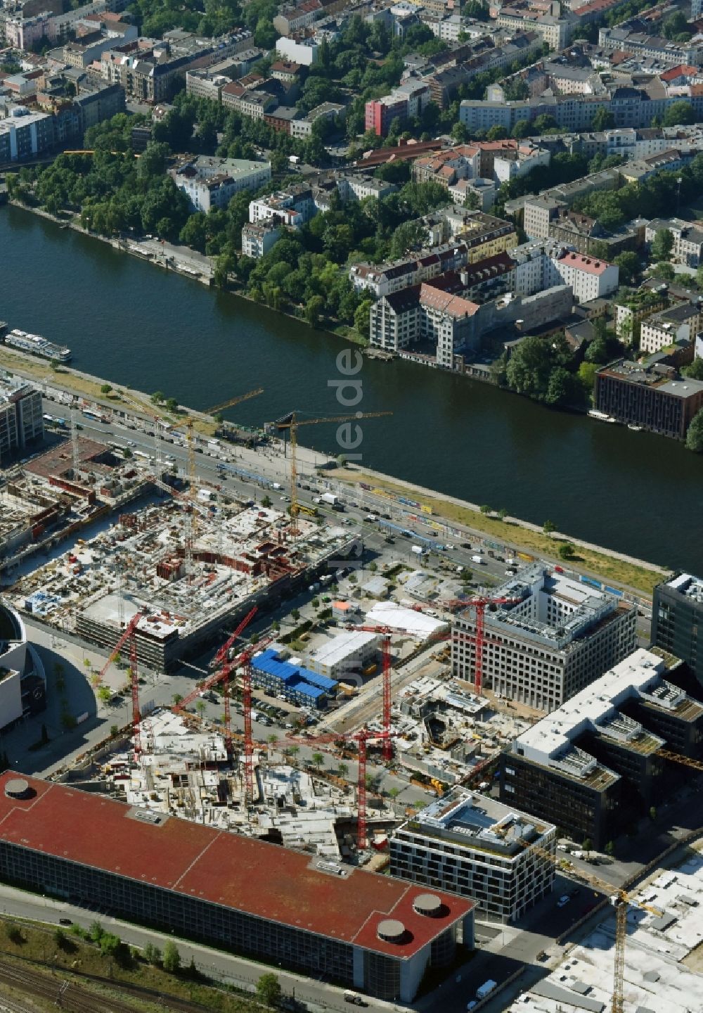 Berlin von oben - Baustelle zum Neubau eines Büro- und Geschäftshauses M_EINS der OVG Real Estate und LBBW Immobilien an der Mühlenstraße im Ortsteil Bezirk Friedrichshain-Kreuzberg in Berlin, Deutschland