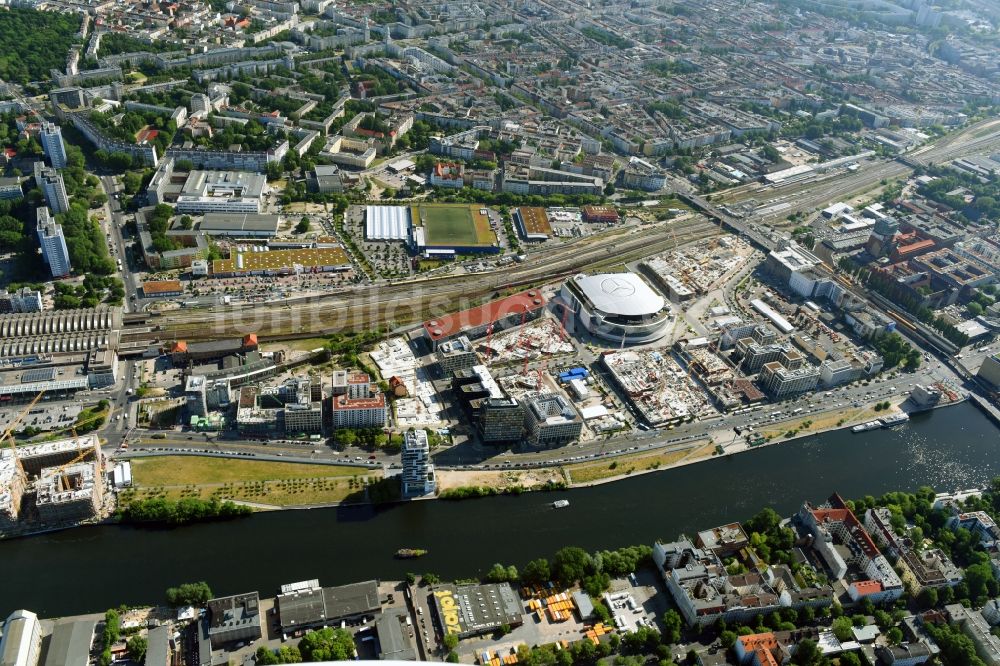 Luftbild Berlin - Baustelle zum Neubau eines Büro- und Geschäftshauses M_EINS der OVG Real Estate und LBBW Immobilien an der Mühlenstraße im Ortsteil Bezirk Friedrichshain-Kreuzberg in Berlin, Deutschland