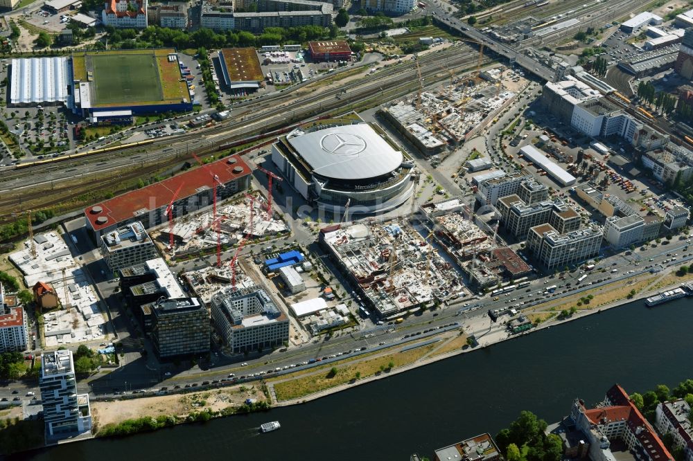 Luftaufnahme Berlin - Baustelle zum Neubau eines Büro- und Geschäftshauses M_EINS der OVG Real Estate und LBBW Immobilien an der Mühlenstraße im Ortsteil Bezirk Friedrichshain-Kreuzberg in Berlin, Deutschland