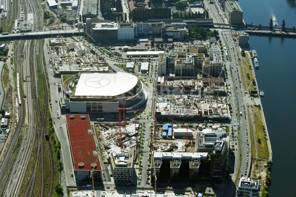 Berlin aus der Vogelperspektive: Baustelle zum Neubau eines Büro- und Geschäftshauses M_EINS der OVG Real Estate und LBBW Immobilien an der Mühlenstraße im Ortsteil Bezirk Friedrichshain-Kreuzberg in Berlin, Deutschland