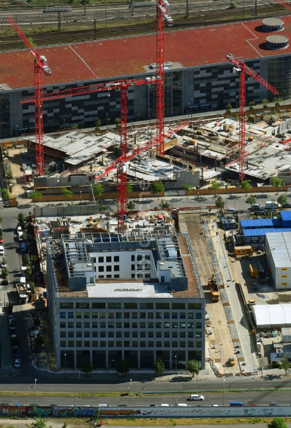 Luftaufnahme Berlin - Baustelle zum Neubau eines Büro- und Geschäftshauses M_EINS der OVG Real Estate und LBBW Immobilien an der Mühlenstraße im Ortsteil Bezirk Friedrichshain-Kreuzberg in Berlin, Deutschland