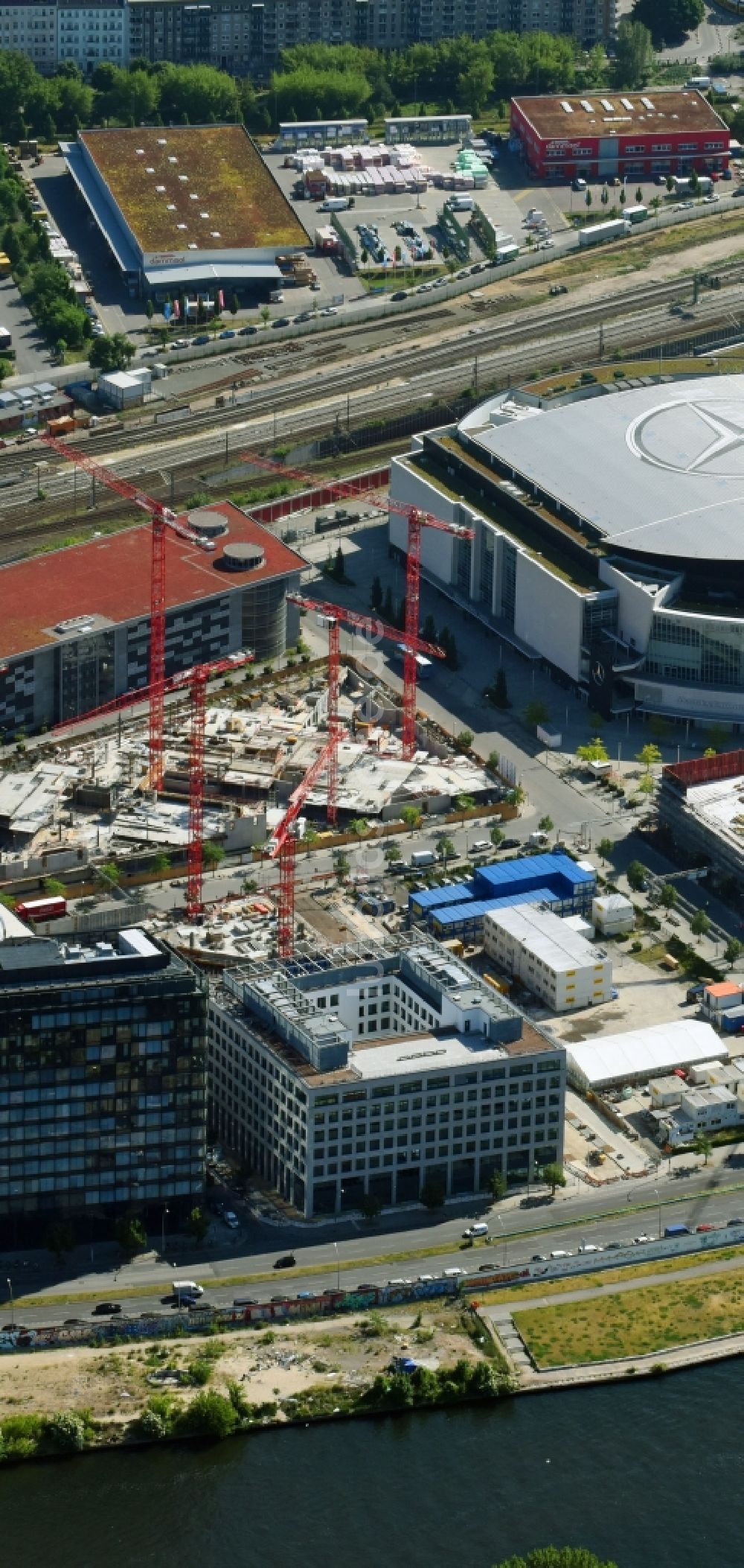 Luftbild Berlin - Baustelle zum Neubau eines Büro- und Geschäftshauses M_EINS der OVG Real Estate und LBBW Immobilien an der Mühlenstraße im Ortsteil Bezirk Friedrichshain-Kreuzberg in Berlin, Deutschland