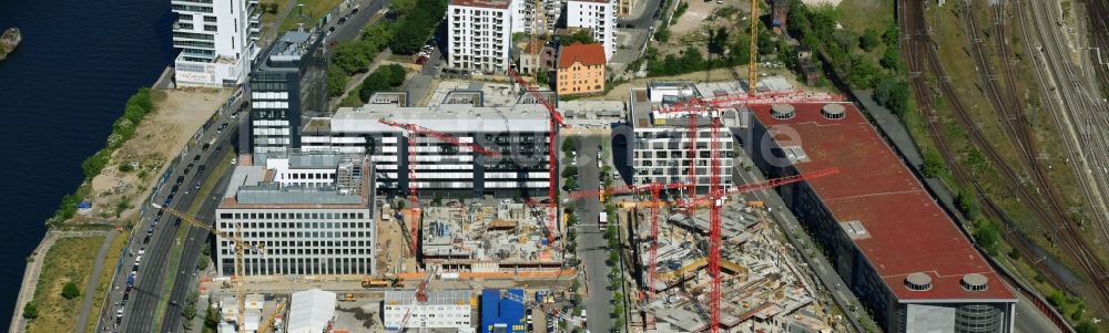 Luftaufnahme Berlin - Baustelle zum Neubau eines Büro- und Geschäftshauses M_EINS der OVG Real Estate und LBBW Immobilien an der Mühlenstraße im Ortsteil Bezirk Friedrichshain-Kreuzberg in Berlin, Deutschland