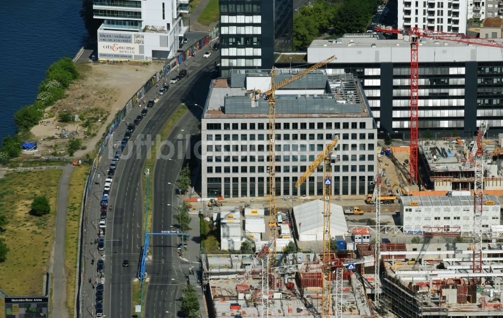 Berlin von oben - Baustelle zum Neubau eines Büro- und Geschäftshauses M_EINS der OVG Real Estate und LBBW Immobilien an der Mühlenstraße im Ortsteil Bezirk Friedrichshain-Kreuzberg in Berlin, Deutschland