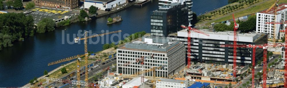 Berlin aus der Vogelperspektive: Baustelle zum Neubau eines Büro- und Geschäftshauses M_EINS der OVG Real Estate und LBBW Immobilien an der Mühlenstraße im Ortsteil Bezirk Friedrichshain-Kreuzberg in Berlin, Deutschland